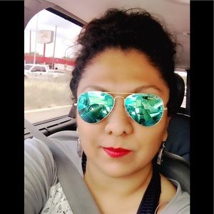 Meet your Posher, Xio